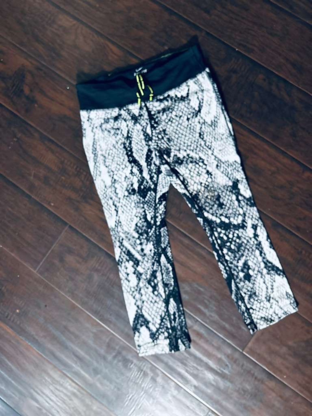 Nike Women’s Black & White Snake-Print Leggings Size (M)